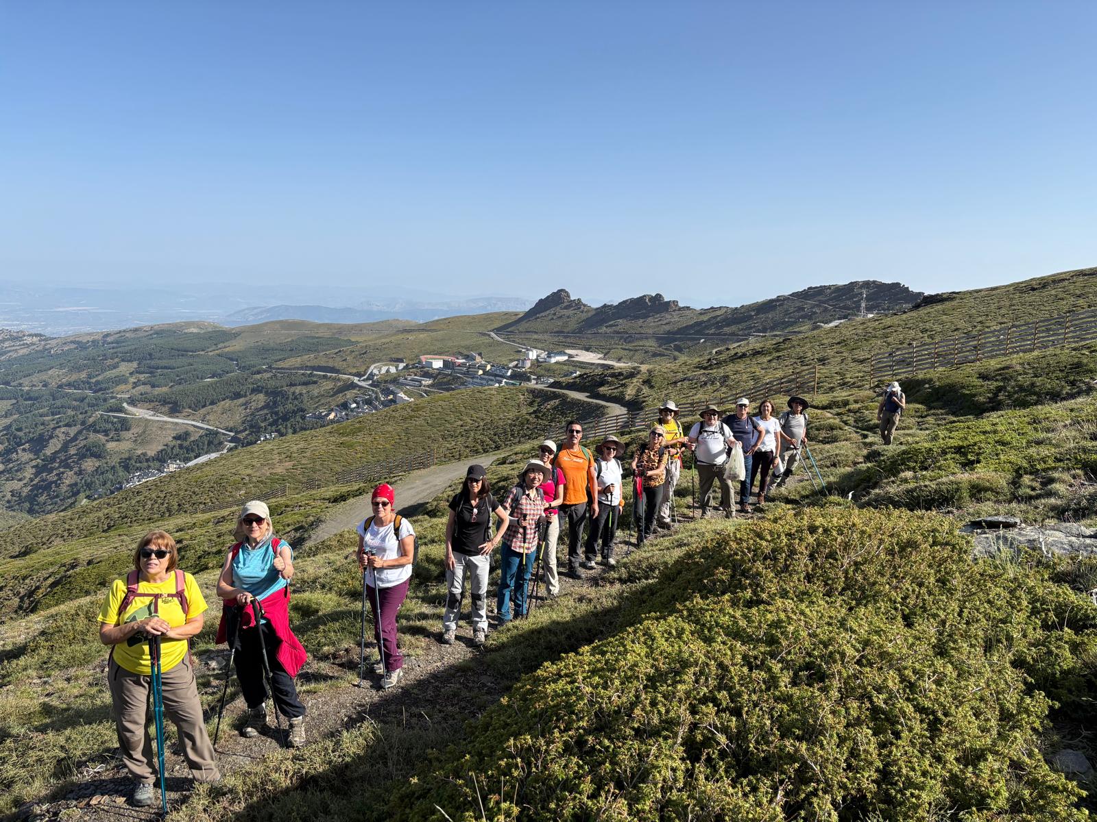 Fotografía en la montaña de Dílar de senderistas